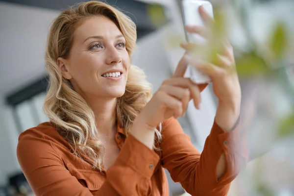 Blond kobieta korzystanie smartphone — Zdjęcie stockowe