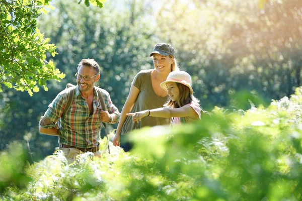 Familj på en vandring dag — Stockfoto