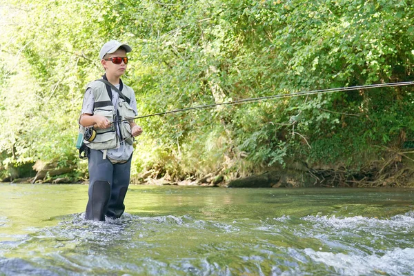 Garçon voler-pêche dans la rivière — Photo