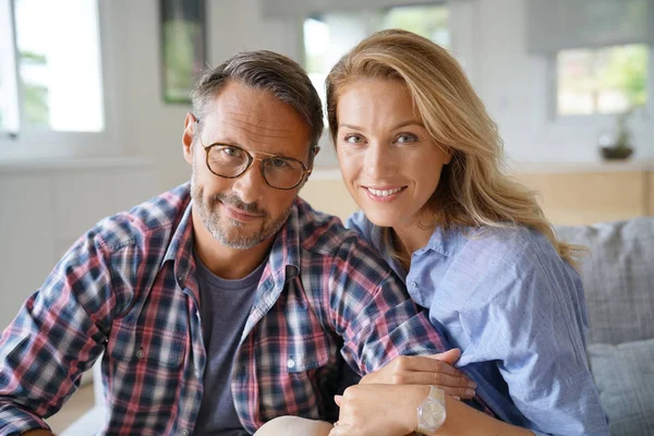  Çift evde dinleniyor.