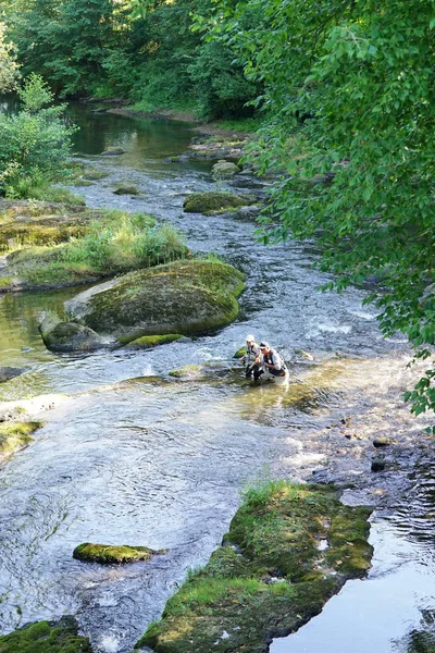 Hombre con niño pesca con mosca en el río —  Fotos de Stock