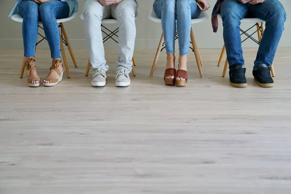 Bekleme Odasında Oturup Insanların Ayaklarını Closeup — Stok fotoğraf