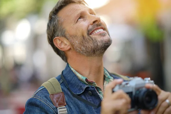Mature Trendy Guy Taking Picture Journey — Stock Photo, Image