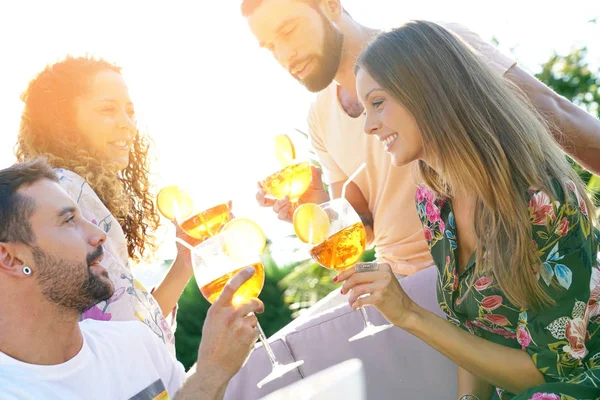 Vrienden gejuich omhoog met dranken — Stockfoto