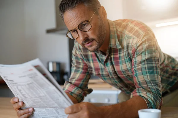 adam evde Gazete okurken