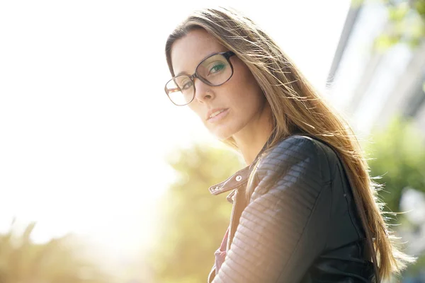 Chica con gafas de pie — Foto de Stock