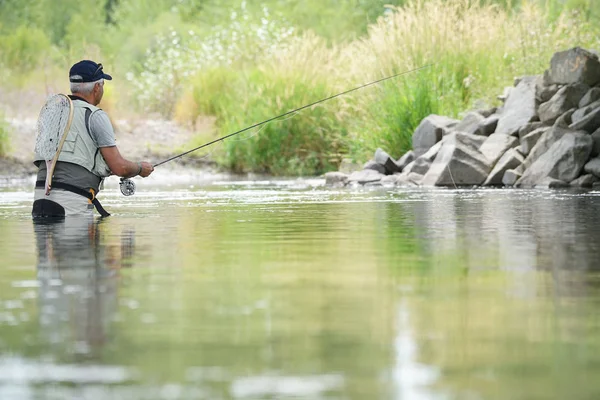 Gallatin nehre sinek balıkçı balıkçılık — Stok fotoğraf
