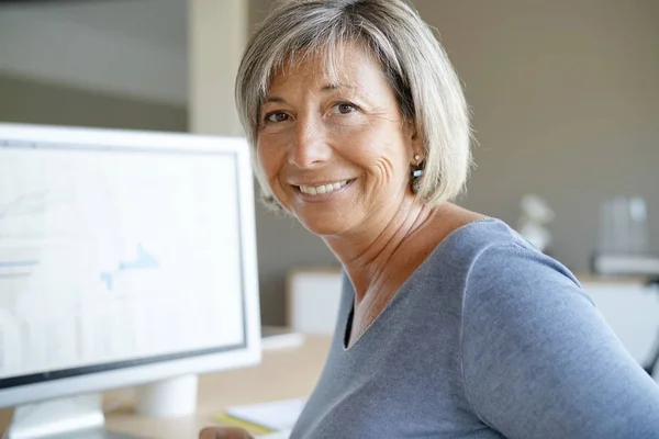 Mujer de negocios que trabaja en el escritorio — Foto de Stock