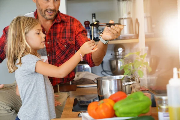 Papa Avec Fille Cuisiner Ensemble Dans Cuisine Maison — Photo