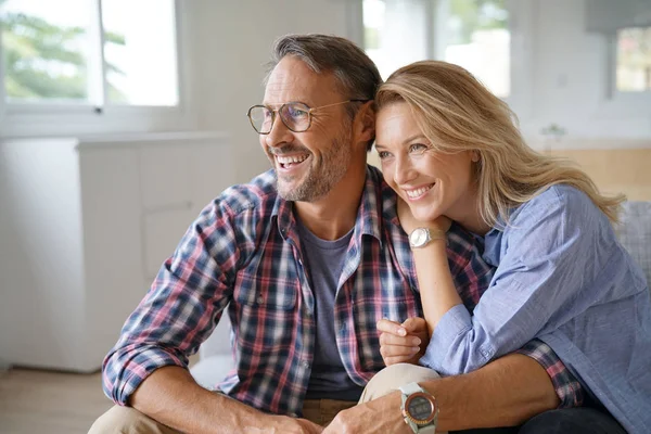 Casal relaxante em casa — Fotografia de Stock