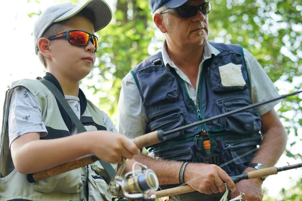 Pojken att lära sig att fiska med pappa — Stockfoto