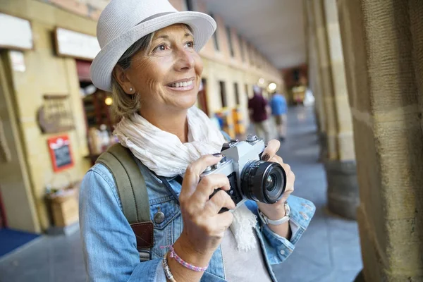 Äldre kvinna tar bilder — Stockfoto