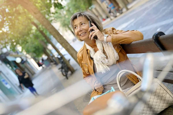 Женщина на велосипеде в торговый день — стоковое фото