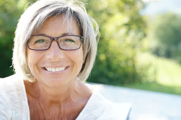 Frau mit Brille entspannt sich draußen — Stockfoto