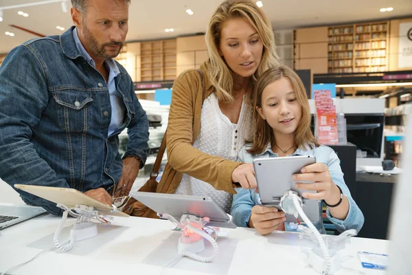 Familia mirando tabletas digitales — Foto de Stock