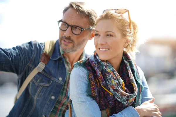 Tourists enjoying beautiful day — Stock Photo, Image