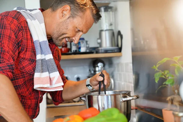 Чоловік Домашній Кухні Готує Страву Макаронами — стокове фото
