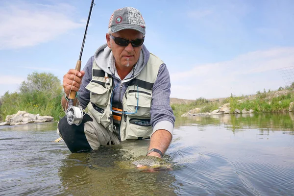Sinek balıkçı kahverengi alabalık yakalama