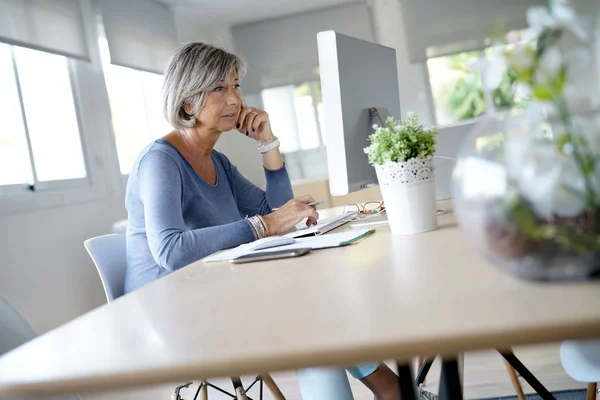 Femme travaillant au bureau — Photo