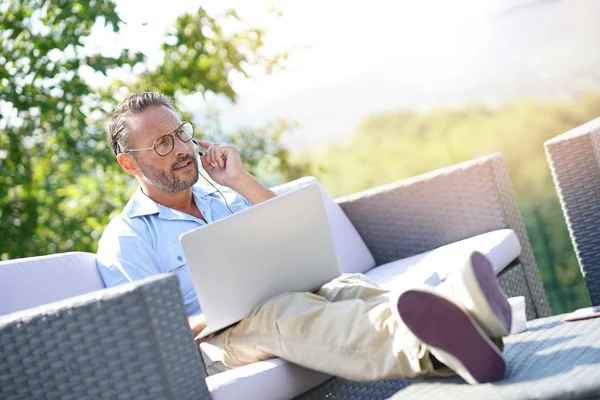 Cool Homme Affaires Travaillant Avec Ordinateur Portable Casque Extérieur Bureau — Photo