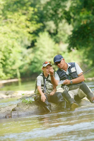 Pêche à la mouche père et fils dans la rivière — Photo