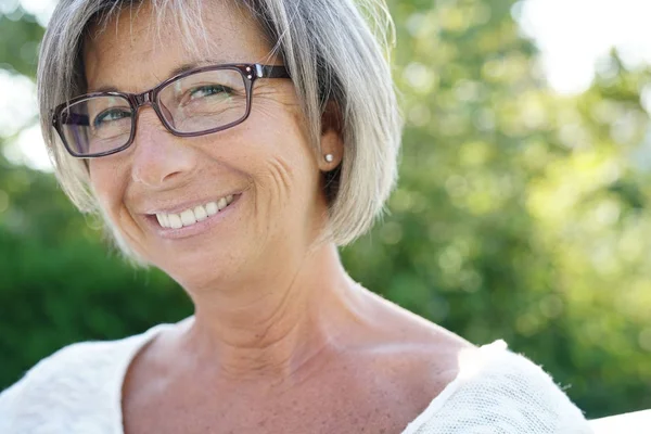 Γυναίκα με γυαλιά χαλαρωτικό εκτός — Φωτογραφία Αρχείου