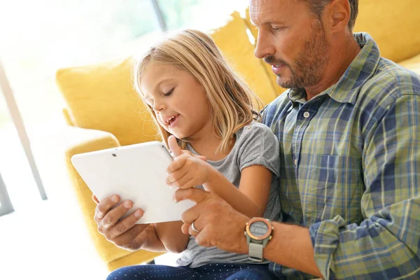Papà con ragazza collegata su tablet — Foto Stock