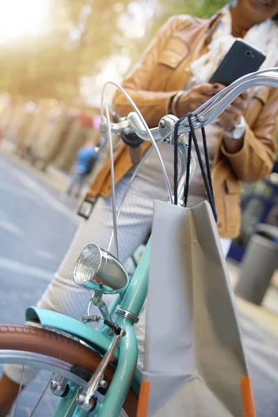 Frau benutzt Fahrrad am Einkaufstag — Stockfoto
