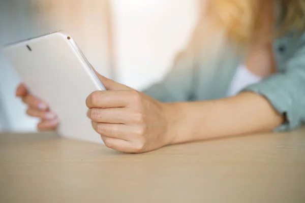 Gros Plan Écran Tablette Numérique Dans Les Mains Femme — Photo