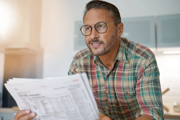 Man thuis lezen krant — Stockfoto