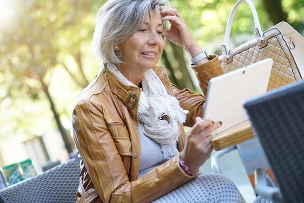 Mulher idosa usando tablet — Fotografia de Stock