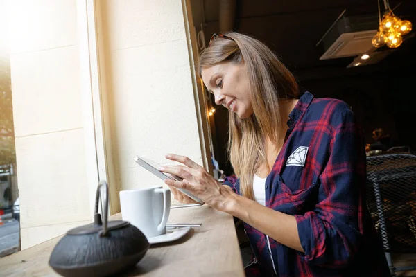 Dijital tablet ile bağlı kız