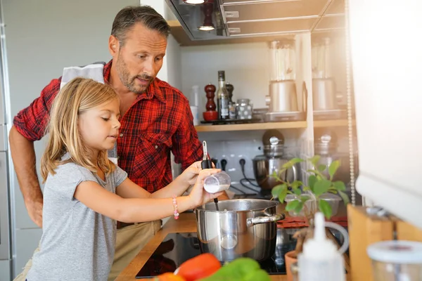 Papai Com Filha Cozinhar Juntos Cozinha Casa — Fotografia de Stock