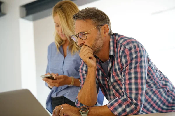 Couple connected with laptop — Stock Photo, Image