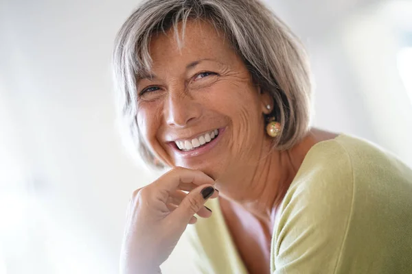 Retrato de mulher idosa alegre — Fotografia de Stock