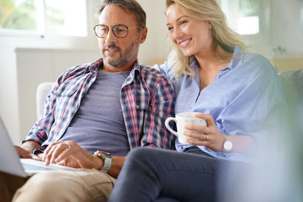 Coppia matura connessa su internet — Foto Stock