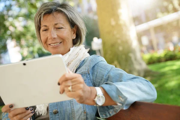 Tablet ile bağlı kadın — Stok fotoğraf