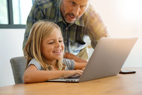 Papa met weinig meisje met laptop — Stockfoto