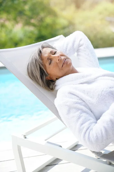 Femme âgée en chaise longue relaxant — Photo