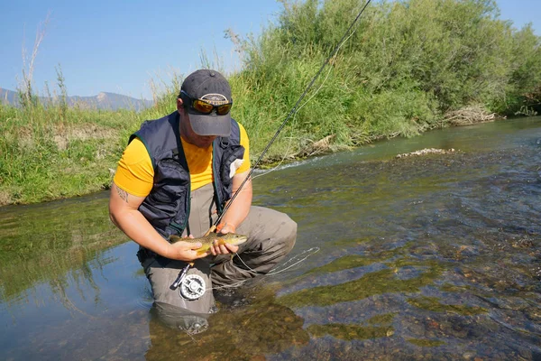 Kahverengi alabalık yakalamak balıkçı