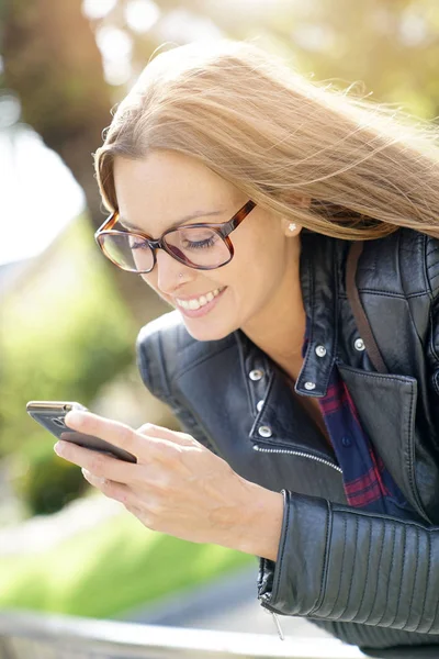  smartphone kullanarak kasabanın kızı