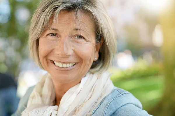 Tablet ile bağlı kadın