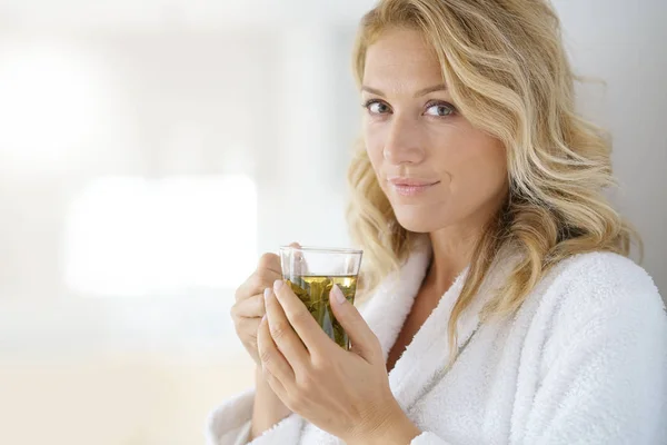 Vrouw in badjas drinken van de infusie — Stockfoto
