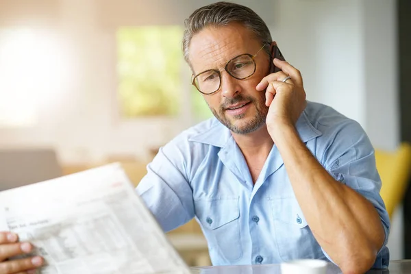 Man met bril krant lezen — Stockfoto