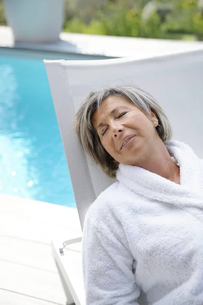 Mujer mayor en silla larga relajante — Foto de Stock