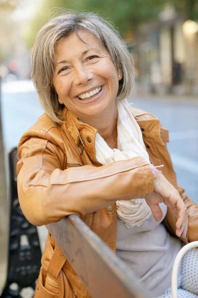 Senior vrouw op dag winkelen — Stockfoto