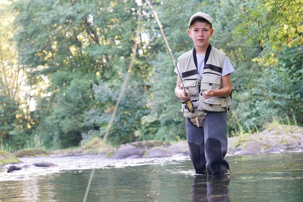 Νεαρό αγόρι Μαθαίνοντας να fly-fish — Φωτογραφία Αρχείου