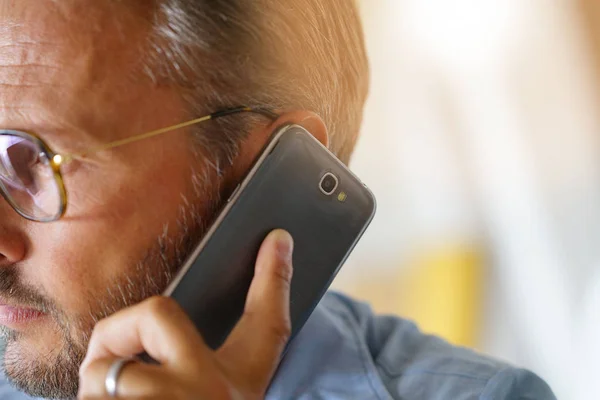 Großaufnahme Eines Reifen Mannes Mit Smartphone Ohr — Stockfoto