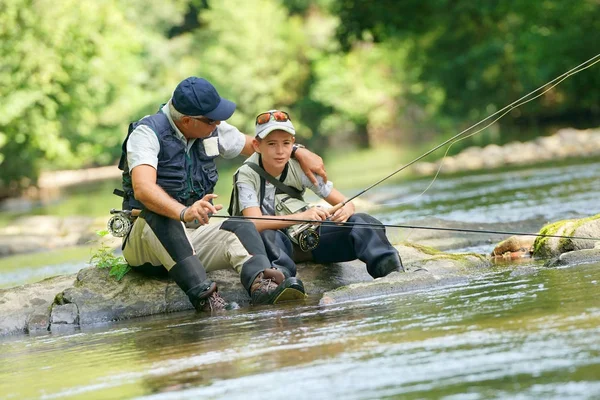 Vater und Sohn Fliegenfischen im Fluss — Stockfoto