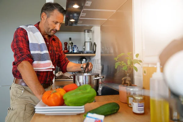 Άνθρωπος Στην Κουζίνα Στο Σπίτι Προετοιμασία Πιάτο Ζυμαρικών — Φωτογραφία Αρχείου